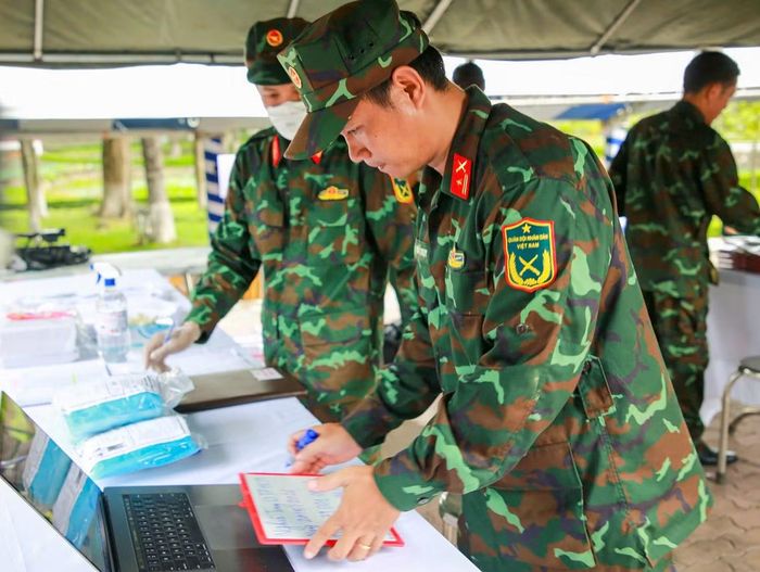 Cán bộ, chiến sĩ thực hiện lấy mẫu sinh phẩm hài cốt liệt sĩ tại Nghĩa trang Liệt sĩ TPHCM. Ảnh: Mạnh Thắng