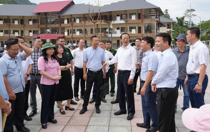 Đoàn công tác kiểm tra cơ sở vật chất, phòng học tại Trường Phổ thông nội trú TH&THCS xã Mường Khương.