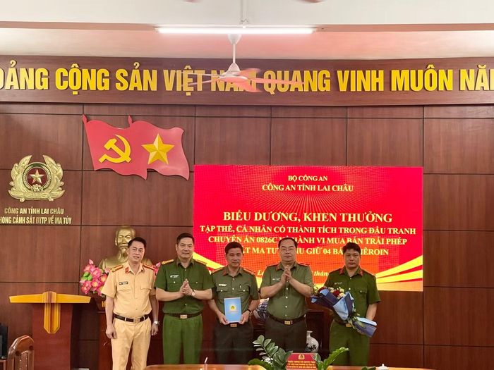 Thiếu tướng Bùi Quyết Toán, Giám đốc Công an tỉnh Lai Châu khen thương các tập thể, cá nhân có thành tích trong đấu tranh, phá chuyến án.