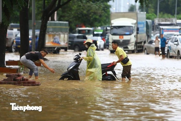 Hàng trăm phương tiện chuyên dụng và lực lượng phản ứng nhanh sẵn sàng ứng phó kịch bản mưa cực đoan trên 100mm/giờ.