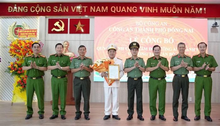 Lãnh đạo Công an TP. Đồng Nai chúc mừng tân Trưởng phòng CSGT