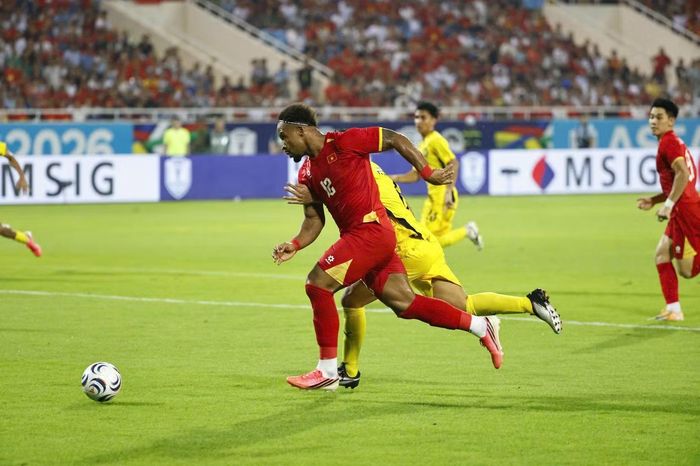 Đến phút 89, Xuân Son một lần nữa khiến cầu trường bùng nổ. Nhận đường chuyền của Nguyễn Đình Bắc bên cánh trái, anh dùng sức mạnh vượt qua sự truy cản của hậu vệ Malaysia trước khi dứt điểm qua hai chân thủ môn Azri Ghani, ấn định chiến thắng 2-0.