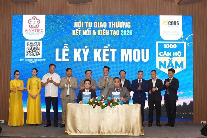 Đại diện các doanh nghiệp kết các biên bản ghi nhớ hợp tác tại chương trình.