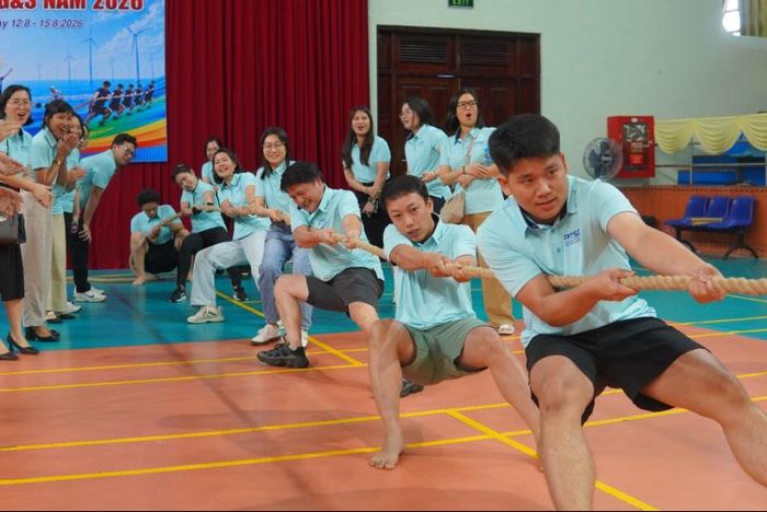 Các đội tranh tài quyết liệt ở nội dung kéo co