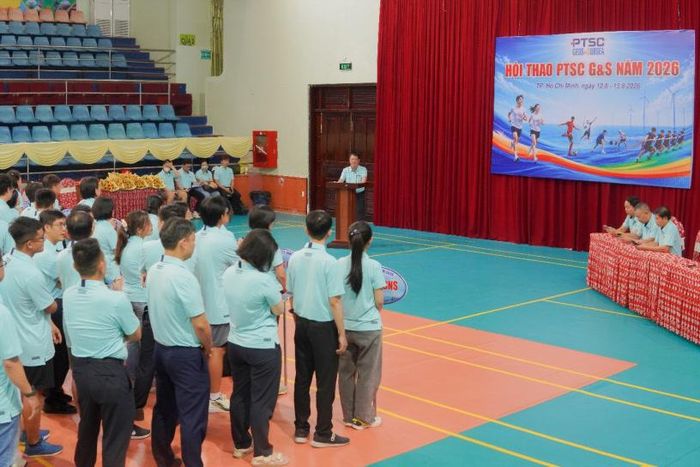 Ông Trần Quốc Tuấn, Phó Giám đốc phụ trách PTSC G&S, động viên tinh thần thi đấu của các vận động viên