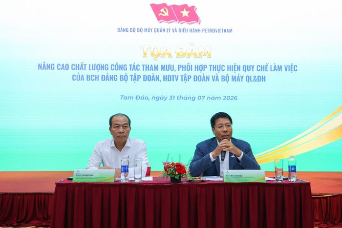 Đồng chí Nguyễn Văn Mậu, Ủy viên Ban Thường vụ, Thành viên HĐTV Tập đoàn, Bí thư Đảng ủy Bộ máy QL&ĐH và đồng chí Phạm Quang Dũng, Ủy viên Ban Thường vụ, Chánh Văn phòng Đảng ủy Tập đoàn, Phó Bí thư Đảng ủy Bộ máy QL&ĐH chủ trì Tọa đàm.