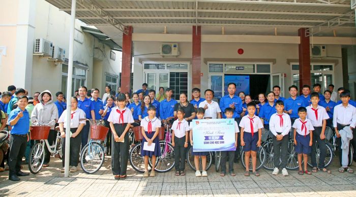 Đồng chí Lê Hoài Bắc, Phó Bí thư Đoàn Thanh niên PETROVIETNAM, Bí thư Đoàn Thanh niên PV GAS trao tặng 12 xe đạp cho các em học sinh