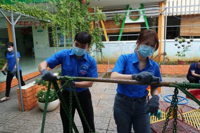 Đoàn viên thanh niên PV GAS COATING dọn dẹp, chỉnh trang khuôn viên Trường Tiểu học Long Sơn 1