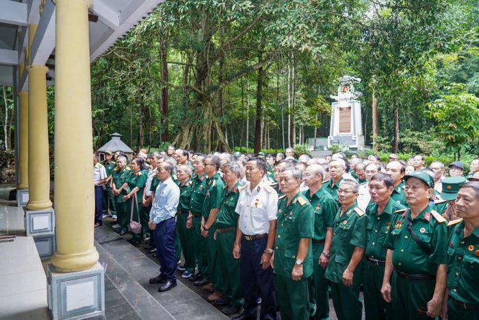 Đoàn CCB hưu trí tại Nhà tưởng niệm thuộc Di tích Căn cứ Khu ủy miền Đông Nam Bộ.