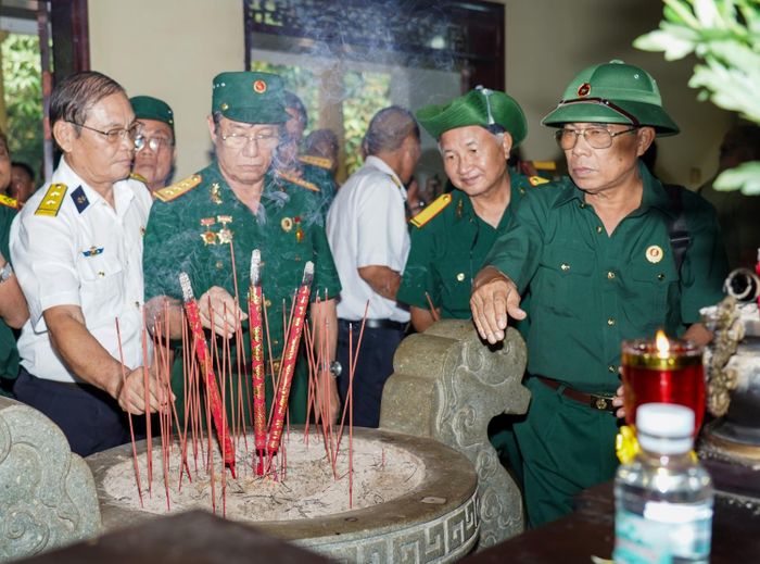 Các hội viên dâng hương tưởng niệm các anh hùng liệt sĩ đã hy sinh vì sự nghiệp giải phóng dân tộc, thống nhất đất nước.