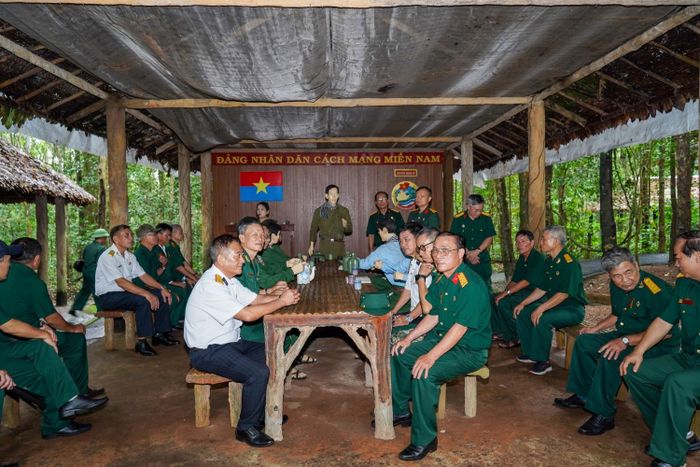 Đoàn thăm quan hội trường và nơi làm việc của lãnh đạo Khu ủy.