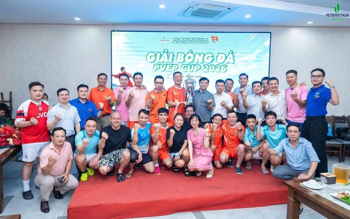 Các cầu thủ và cổ động viên tham dự giải đấu.