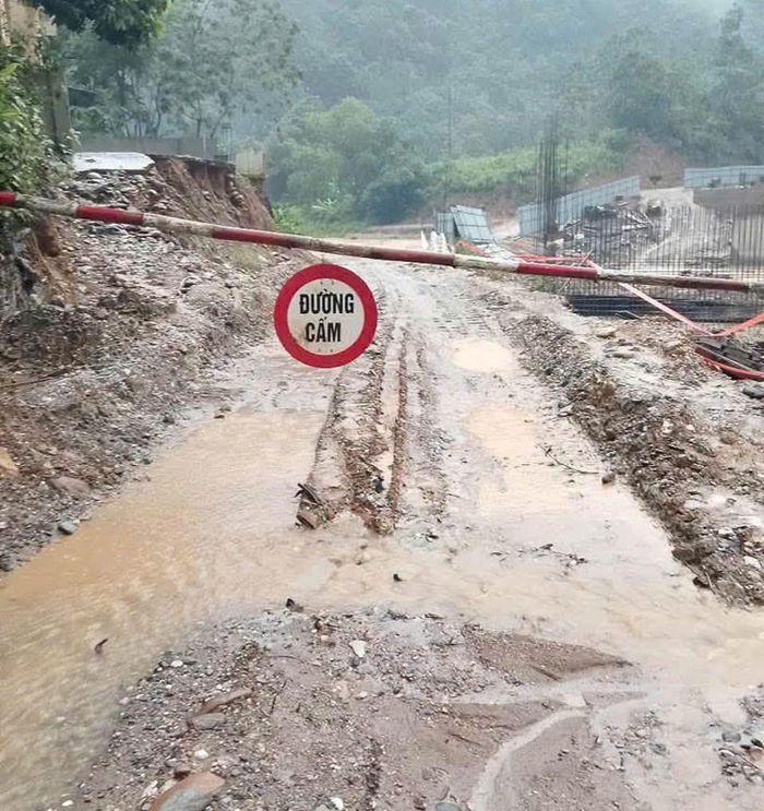 Tuyến đường vào Tam Hợp, xã Tam Thái tạm thời bị cấm do nước lũ dâng cao, không bảo đảm an toàn giao thông.