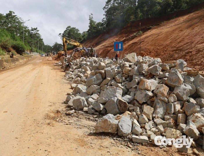 Khối lượng đất đá lớn, kèm theo thời tiết mưa kéo dài khiến việc thi công gặp khó tại Km 111+980 - Km 112+300.