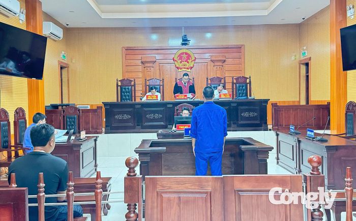HĐXX tuyên phạt Vũ Bá Phóng 18 tháng tù về tội “Chống người thi hành công vụ”. (Ảnh: TV)