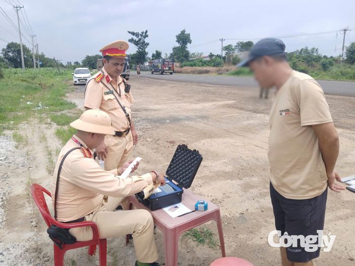 Tài xế được thông báo trực tiếp về kết quả cân tải trọng xe. (Ảnh: Trần Sỹ).