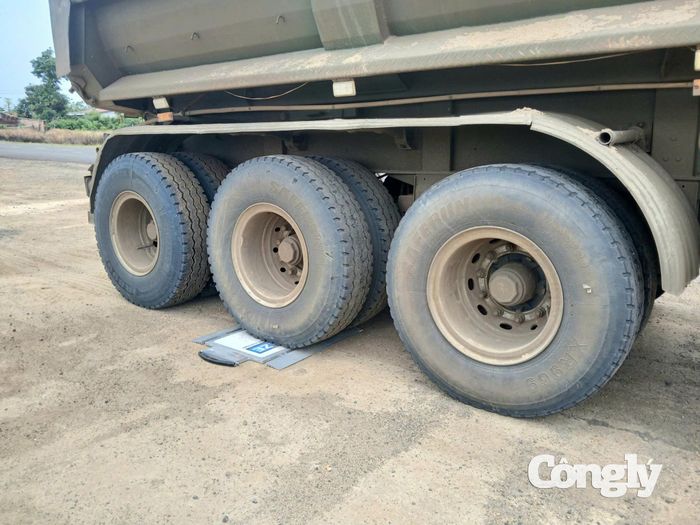 Quá trình cân tải trọng xe đều được thực hiện khách quan, minh bạch bằng máy chuyên dụng. Các lốp bánh xe đều lần lượt dừng ngay trên bàn cân và được cân theo thứ tự. Sau khi xong, máy sẽ tự động in ra kết quả. (Ảnh: Trần Sỹ).