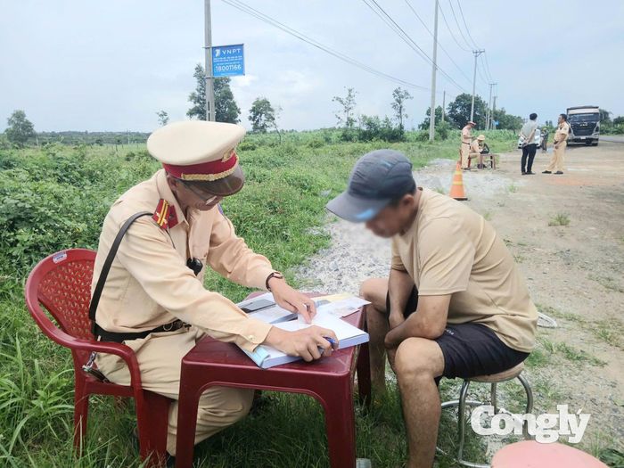 Cán bộ Đội CSGTĐB số 1 giải thích các thông tin trên phiếu kết quả do máy in ra cho tài xế hiểu. (Ảnh: Trần Sỹ).