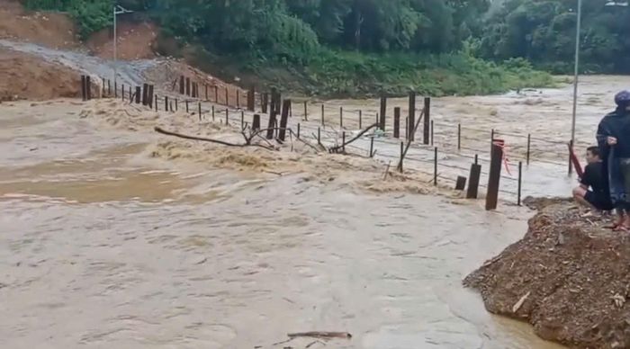 Cầu tạm bị lũ cuốn trôi, gần 1.400 người dân bị cô lập.