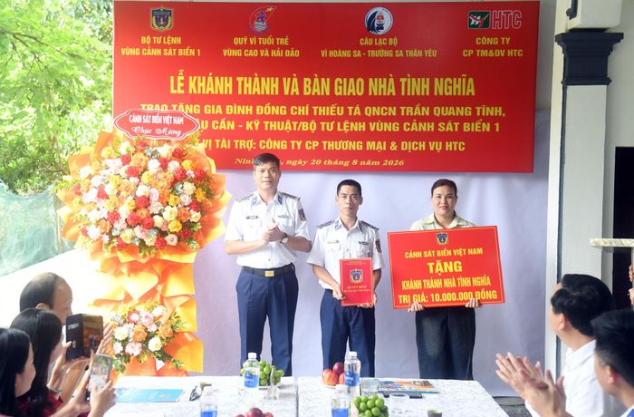 Đại tá Trương Văn Hùng, Phó Chính ủy Bộ Tư lệnh Vùng Cảnh sát biển 1 trao quyết định và kinh phí hỗ trợ Nhà tình nghĩa cho gia đình Thiếu tá QNCN Trần Quang Tĩnh.