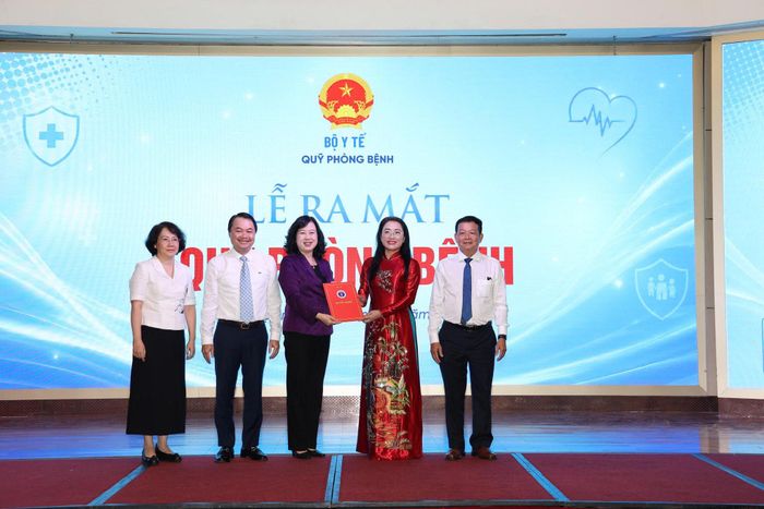 Bộ trưởng Bộ Y tế Đào Hồng Lan trao Quyết định thành lập Quỹ Phòng bệnh của Bộ Y tế.