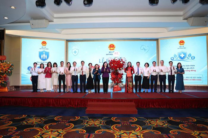 Đại diện các cơ quan, đơn vị chứng kiến lễ trao Quyết định thành lập Quỹ Phòng bệnh của Bộ Y tế.