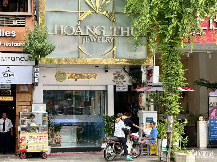 Một số cửa hiệu như Quế Jewelry và Hoàng Thứ Jewelry đã mở cửa trở lại. Ảnh: Thu Hà