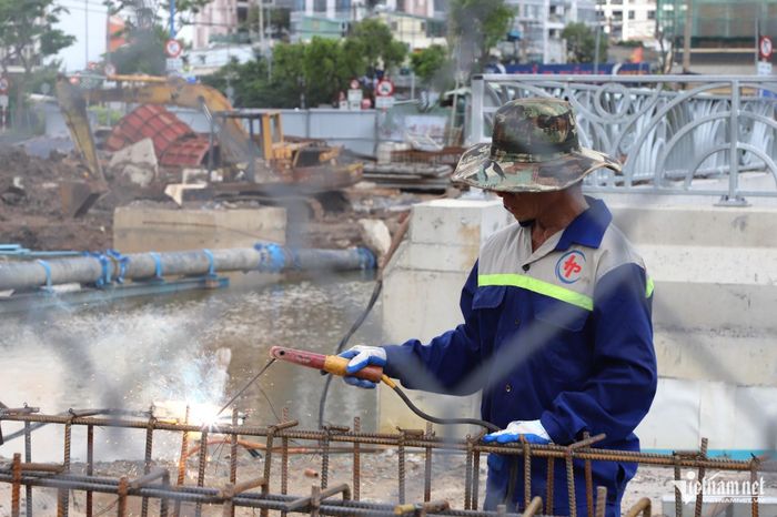Công nhân nỗ lực thi công nhánh cầu N1.1, phục vụ xe rẽ trái từ Mai Chí Thọ lên cao tốc TPHCM - Long Thành - Dầu Giây, dự kiến hoàn thành trong tháng 10. Ảnh: Tuấn Kiệt