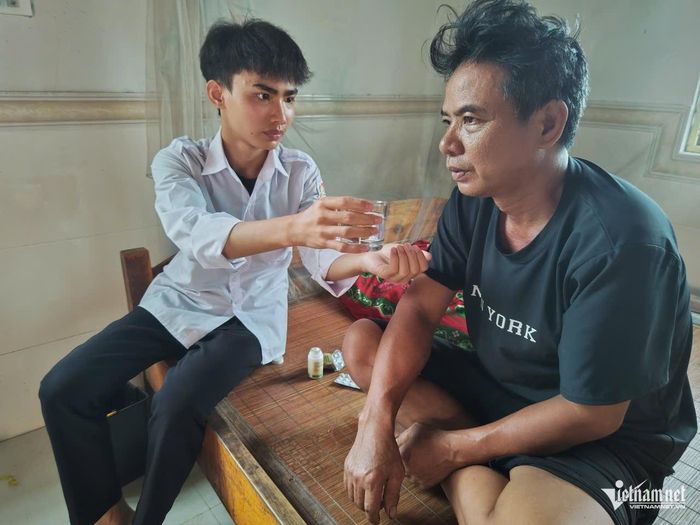 Nguyễn Văn Tiến chăm sóc người cha mắc bệnh đã hơn 10 năm nay.