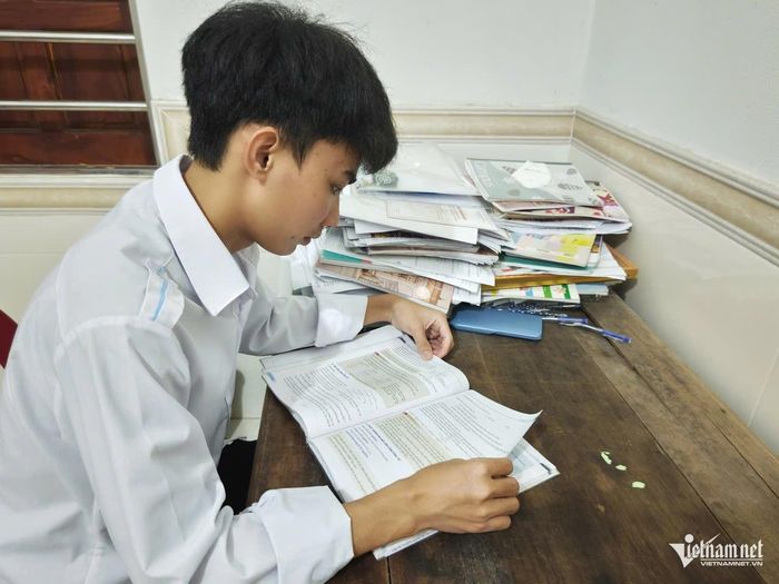 Với góc học tập đơn sơ, Tiến đã nỗ lực để đạt số điểm cao thứ hai toàn trường khối A00.