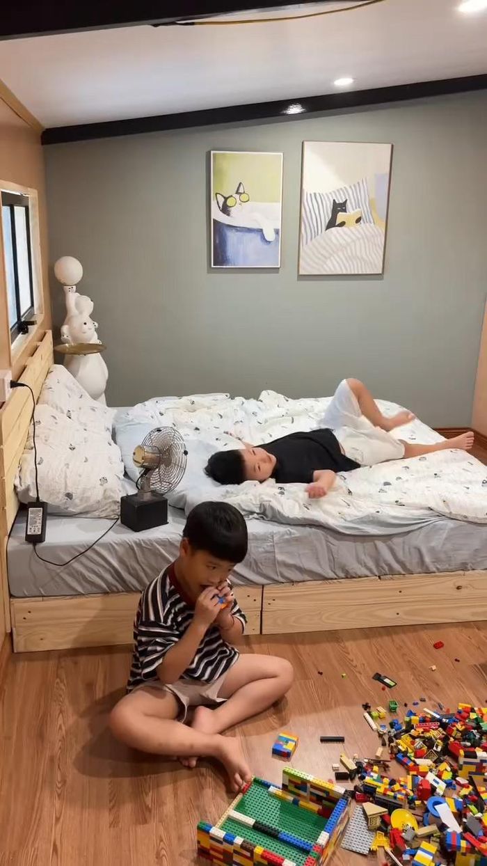 Vợ chồng trẻ gia cố gác xép, tạo không gian riêng đúng sở thích cho các con 