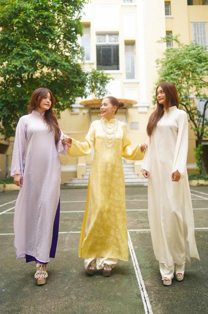 Có 2 nàng "công chúa" xinh đẹp, giỏi giang, Mỹ Lệ tự hào song cũng không ít lần "đau đầu". Ảnh: FBNV