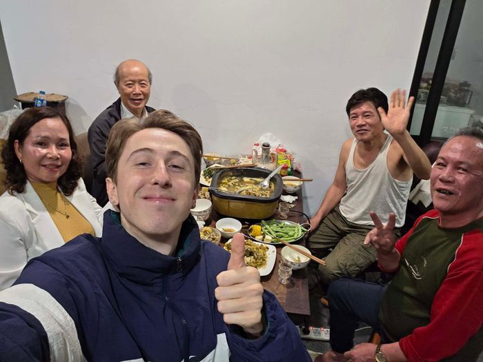 Bữa lẩu ếch trở thành bữa ăn ngon nhất của chàng trai Mỹ ở Hà Nội