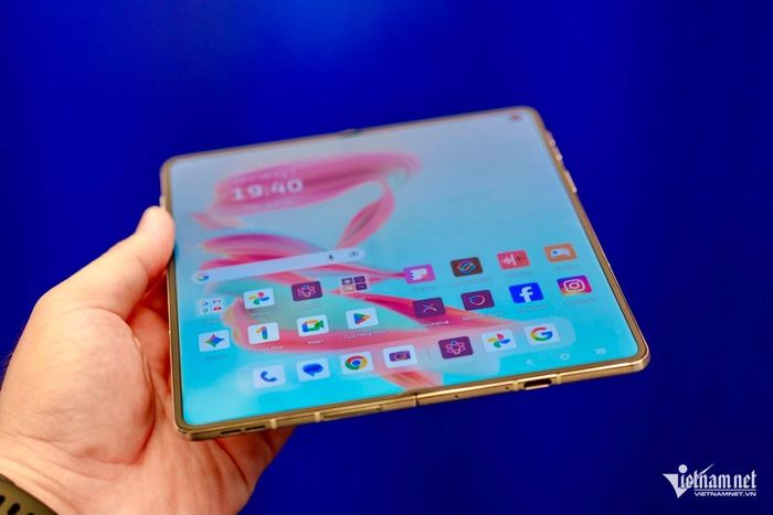 Máy có độ dày 4,7 mm khi mở, nặng 243g.