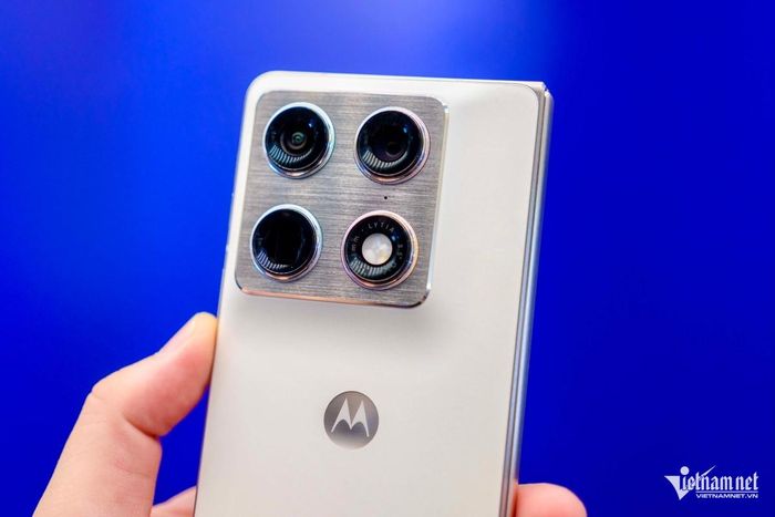 Máy được trang bị 3 camera cùng độ phân giải 50 MP ở mặt sau, bao gồm: camera siêu rộng lên tới 122 độ, quay phim 4k - 60 fps, cùng công nghệ Dolby Vision; Camera tele với cảm biến Sony LYTIA 600, zoom quang học 3x và zoom kỹ thuật số + AI lên tới 100x, quay phim 4k - 60 fps, cùng công nghệ Dolby Vision; Camera chính với cảm biến Sony LYTIA 828, kích thước điểm ảnh 2,4 micromet, kích thước cảm biến 1/1.28", chống rung quang học OIS, quay phim 8K - Dolby Vision, lấy nét toàn điểm đa hướng.