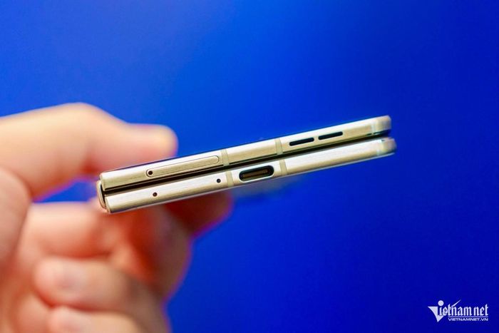 Cạnh dưới gồm khe cắm SIM, cồng sạc USB-Type C, loa và lỗ mic. 