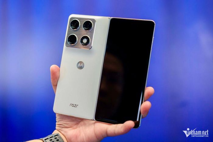 razr fold trang bị bộ vi xử lý Snapdragon 8 gen 5, pin 6.000 mAh, bắt đầu cho đặt hàng tại Việt Nam từ tối 19/8, mức giá 49,99 triệu đồng. 