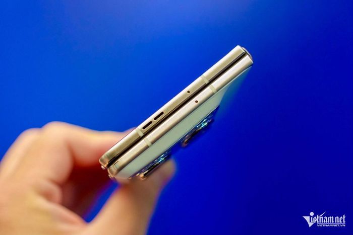 Cạnh trên gồm hệ thống loa và lỗ mic. 