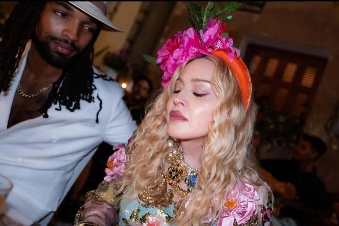 Madonna chụp ảnh cùng 5 người con và bạn trai. 