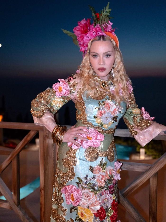 Madonna xuất hiện trong trang phục sặc sỡ tại sinh nhật. 