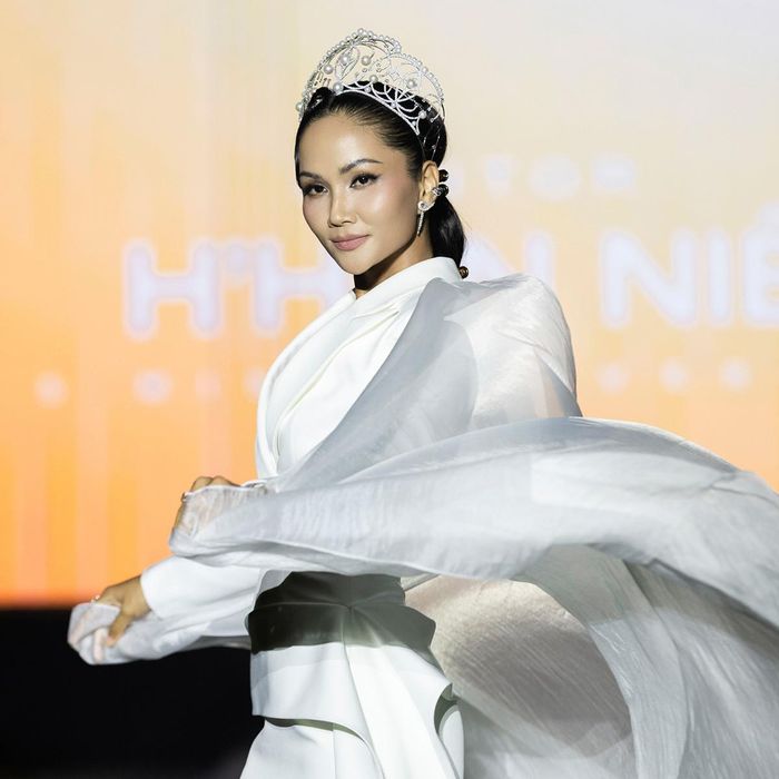 Hoa hậu H'Hen Niê 'tái xuất' sau thời gian làm mẹ bỉm sữa.