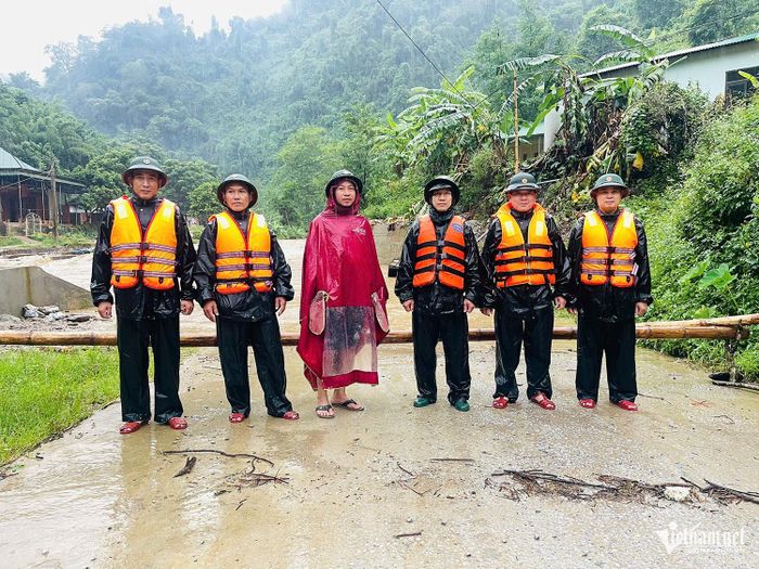 Đồn Biên phòng Tam Hợp (Ban Chỉ huy Bộ đội Biên phòng tỉnh Nghệ An) cắt cử lực lượng đảm bảo an toàn tại khu vực cầu tràn qua bản Xốp Nặm, xã Tam Thái. Ảnh: T.T