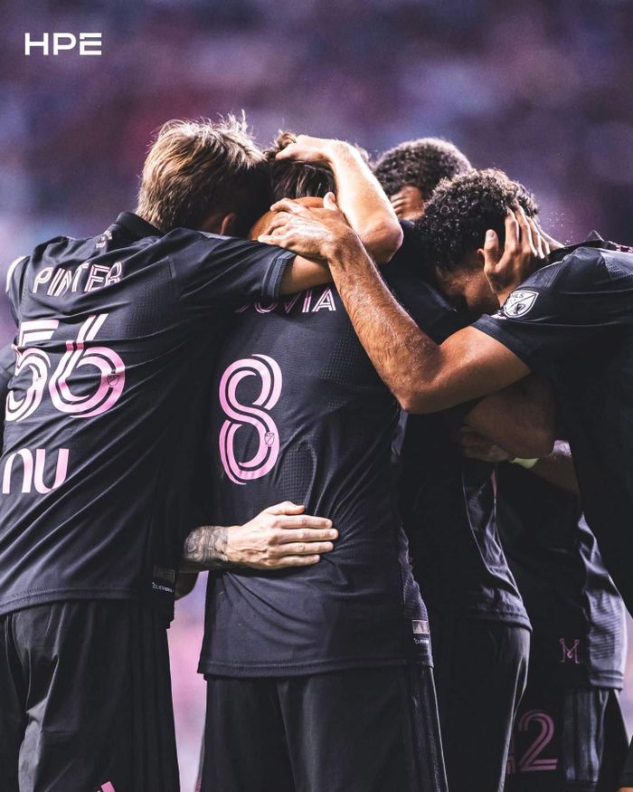 Các đồng đội ăn mừng bàn thắng cùng Messi - Ảnh: Inter Miami