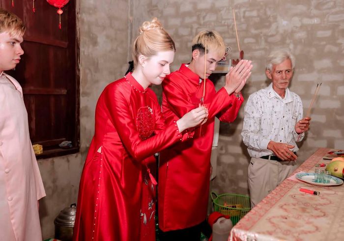 Cô dâu Nga được đón về theo phong tục truyền thống của người Việt 