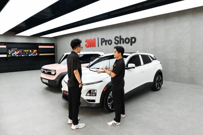 Khách hàng xem mẫu phim trước khi xác nhận cấu hình cho từng vị trí kính