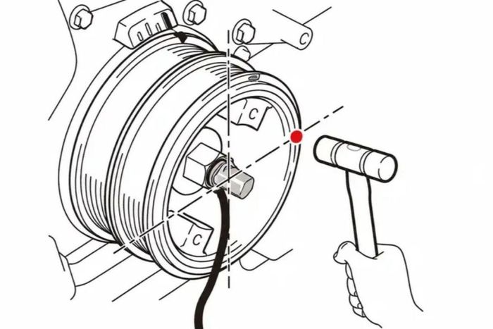 Kỹ thuật viên của Toyota dùng búa nhựa gõ vào puly ở vị trí quy định là điểm 3 giờ để kiểm tra tình trạng bạc chính số 1 của trục khuỷu. Ảnh: The Drive