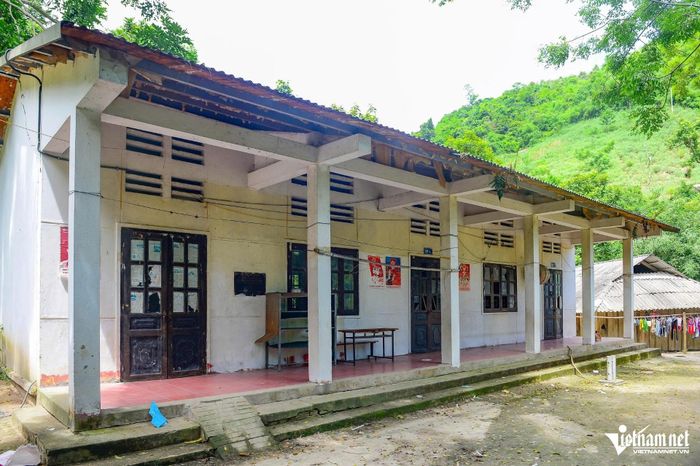 Các phòng học hư hỏng, xuống cấp nghiêm trọng. Ảnh: Lê Dương