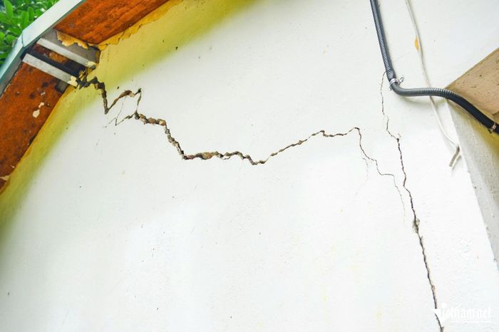 Các vết nứt trên tường của dãy phòng học. Ảnh: Lê Dương