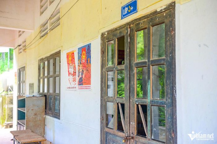Cửa các phòng học hư hỏng. Ảnh: Lê Dương