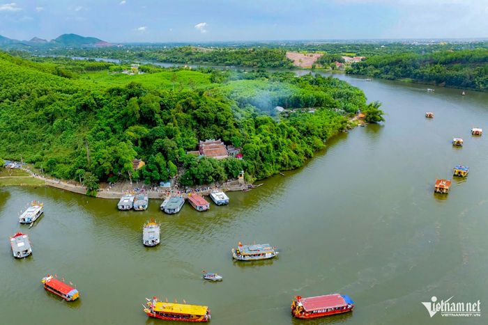 Lễ rước cung nghinh Thánh Mẫu lên điện Huệ Nam ngoài ý nghĩa tâm linh cũng tạo nên một điểm nhấn đặc biệt khi hàng chục thuyền nối đuôi nhau ngược dòng sông Hương. Ảnh: Lê Hoàng